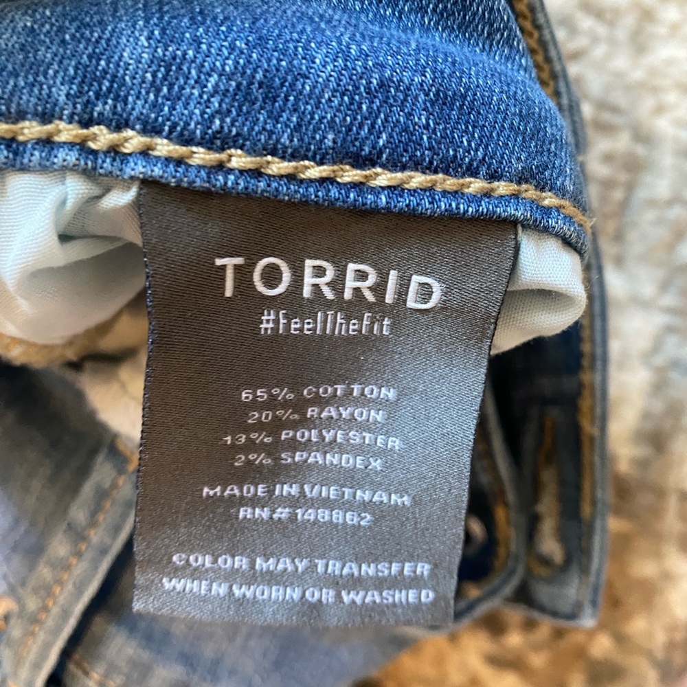 NWT Torrid Crop Jeans - Picture 3 of 4